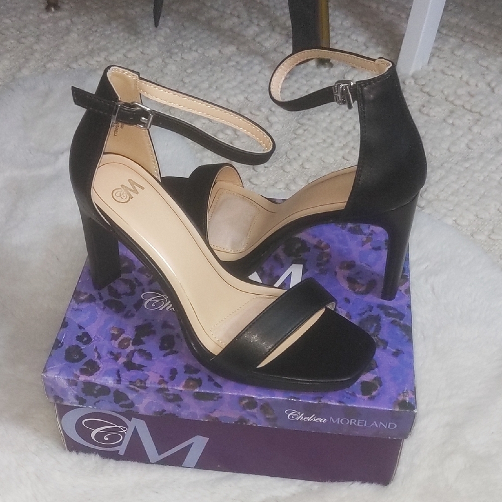 Chelsea Moreland Black Ankle Strap Block Heel Sandals Size 8.5 Wide NIB